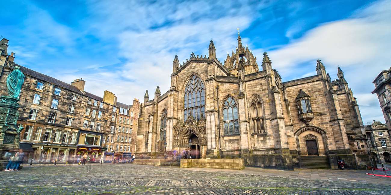 Edinburgh Hop-On Hop-Off Sightseeing Bus Tours – Iconic landmarks, panoramic city views, and must-see attractions in 2025 Hop-on hop-off sightseeing bus tours in Edinburgh, United Kingdom – Top landmarks, famous attractions, and hidden gems in 2025