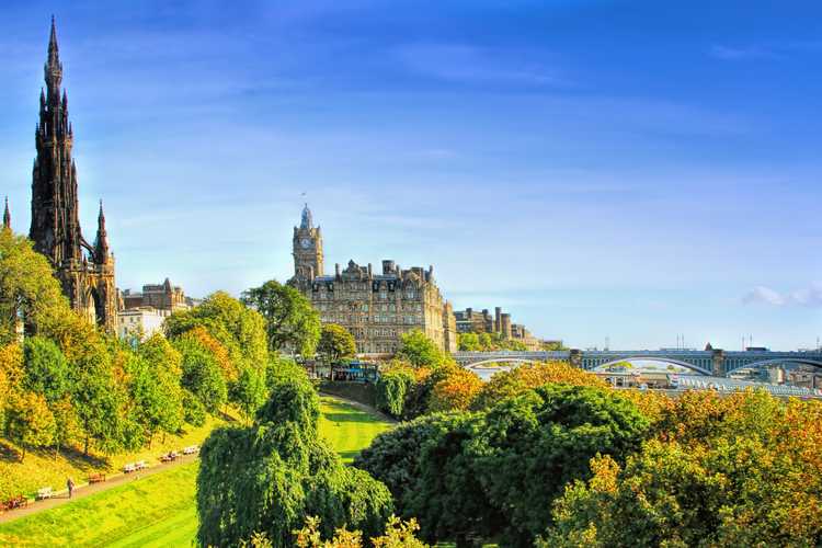 Discover Edinburgh with official hop-on hop-off bus tours – Flexible routes, iconic monuments, and panoramic city views 2026